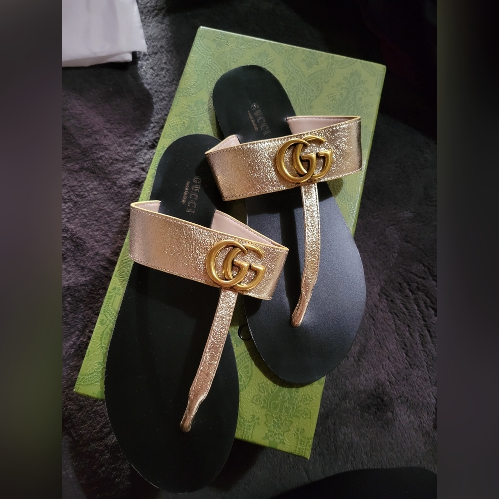 Gucci Gold Metallic Leather Thong Sandals with Black Footbed - Picture 6 of 6
